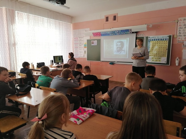 В Куркинской средней общеобразовательной школе №1 проходят мероприятия, посвященные Дню народного единства.